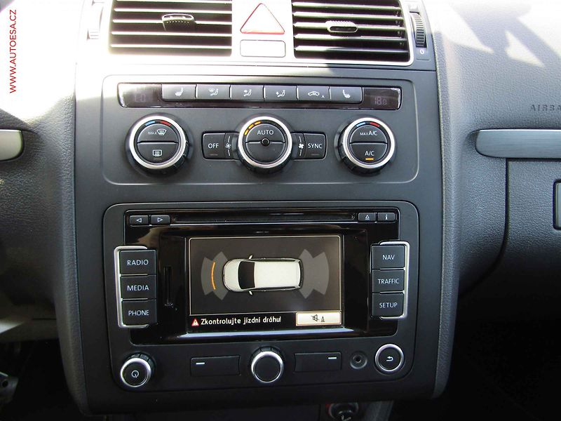 Volkswagen Touran (2015) 1.6TDi, Navi, AC - fotka 15 z 20