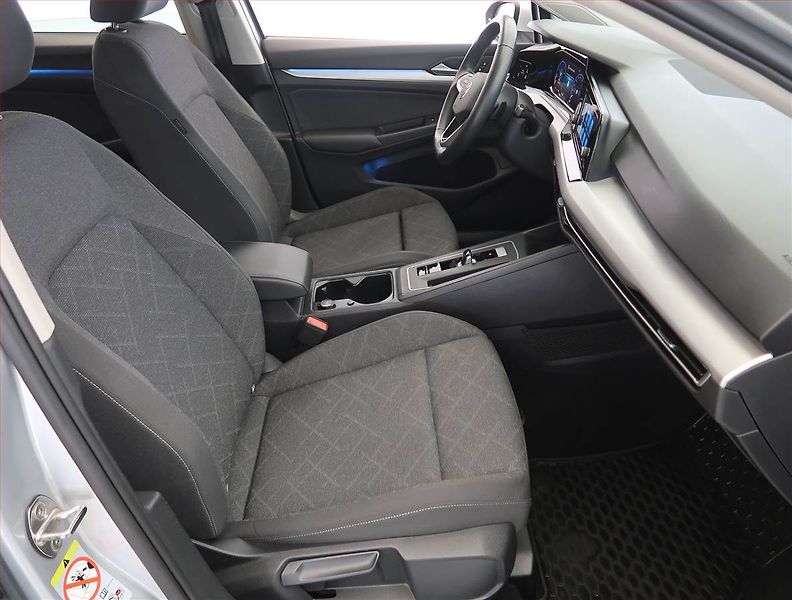 Volkswagen Golf (2024) Life 1.5 eTSI, digi klima - fotka 9 z 23