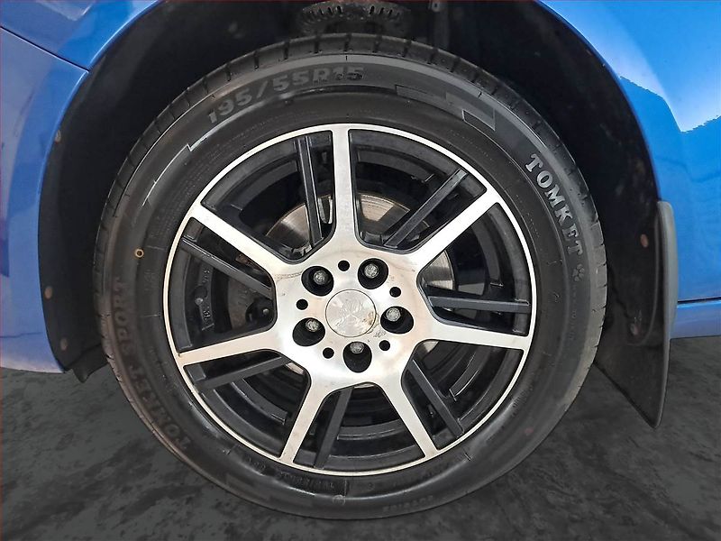 Škoda Fabia (2014) 1.2 TSI, Serv.kniha, Xenony - fotka 14 z 16
