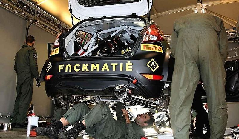 Nejprve do takzvané media zóny, kde se na závodníky vrhnou novináři, fotografové a kameramani. Jako v pátek večer na Latvalu, který v tu dobu v soutěži vedl.