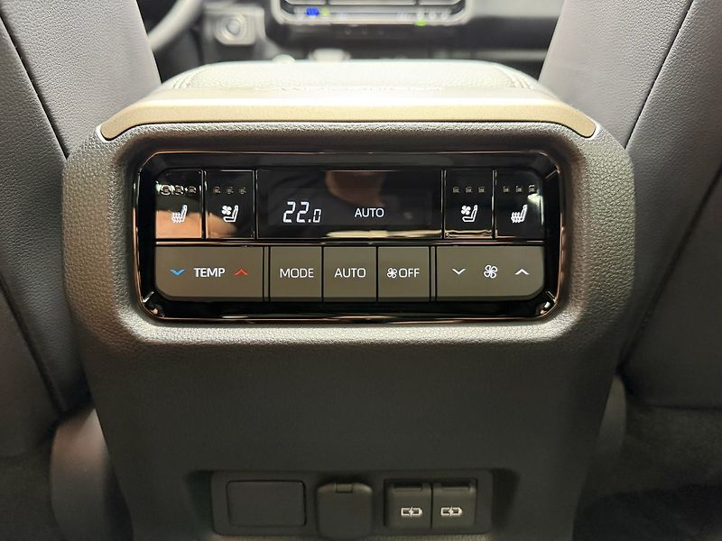 Toyota Land Cruiser 2.8L D-4D AWD J250 PRADO, PANO - fotka 28 z 33
