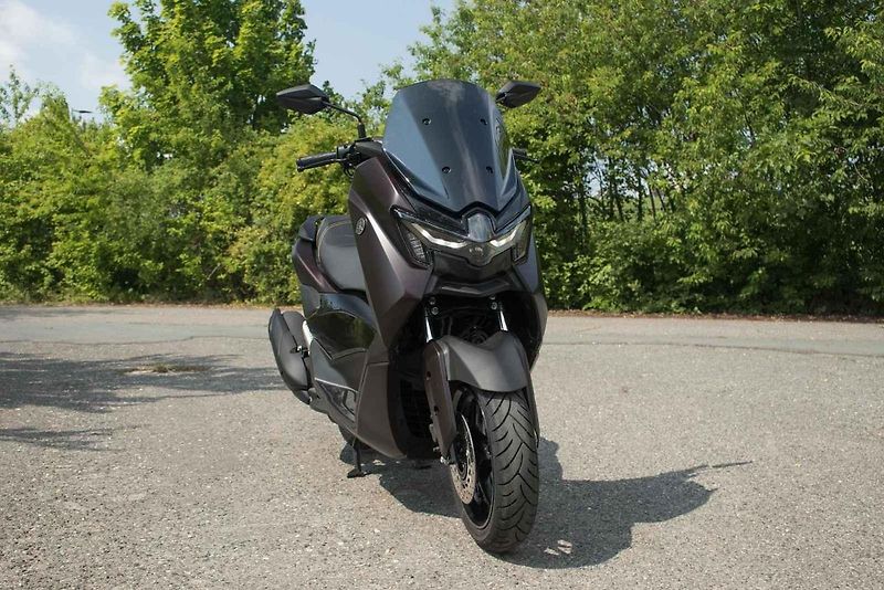 Designem se nový NMax přiblížil maxiskútrům z modelové řady Yamaha.