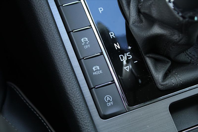 Škoda Superb 2.0 TDI SCOUT DSG ČR - fotka 25 z 31