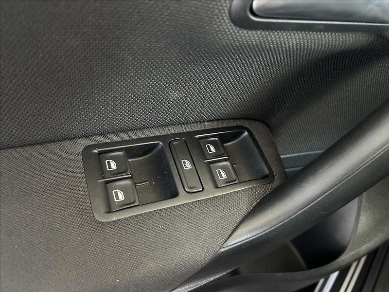 Volkswagen Polo 1,8   GTI,TSI 141kW,SERVISKA - fotka 10 z 26