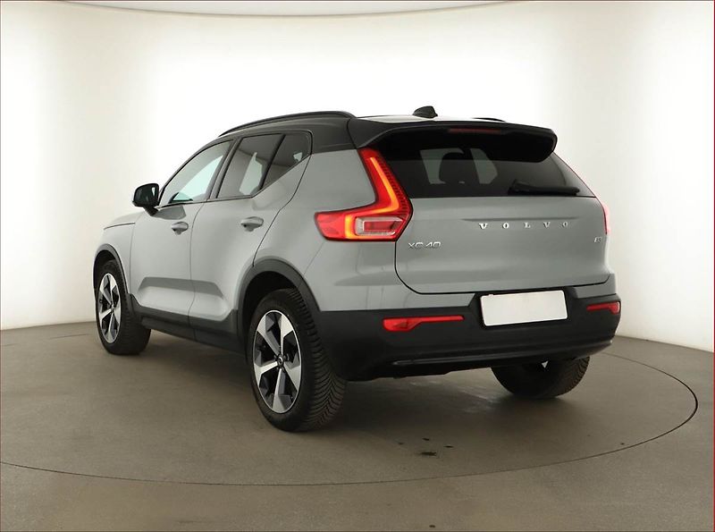 Volvo XC40 (2023) B3 - fotka 4 z 17