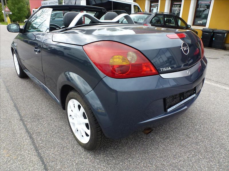 Opel Tigra 1,4 16V Roadster Cabrio - fotka 11 z 48