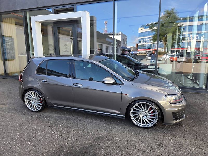 Volkswagen Golf 2.0 GTI - fotka 5 z 49