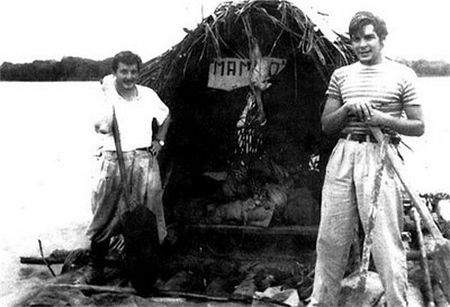 Poté, co se motocykl Norton porouchal a nešel opravit s oba cestovatelé dopravovali různě. Mimo jiné také na voru, který pojmenovali Mambo-Tango., zdroj: Wikimedia Commons, neznámý autor, volné dílo