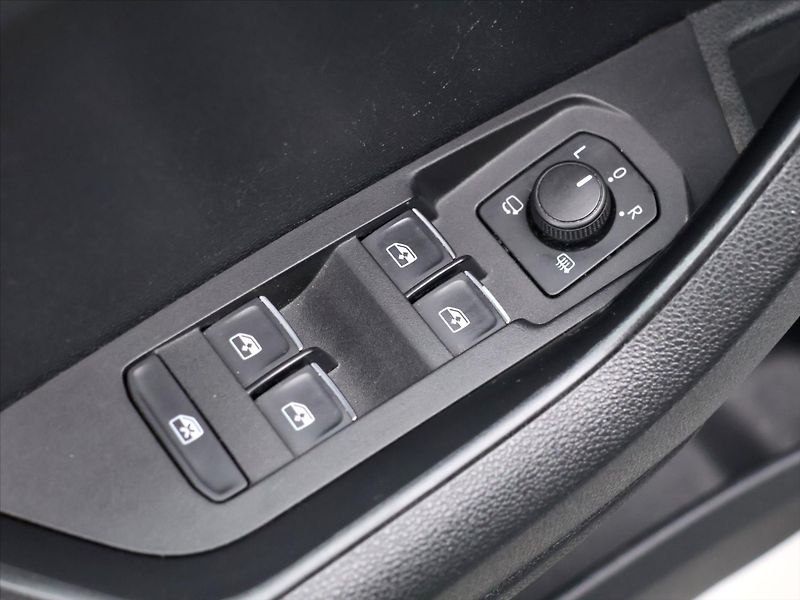 Škoda Karoq 1,6 TDI DSG Style Sport Navi - fotka 16 z 39