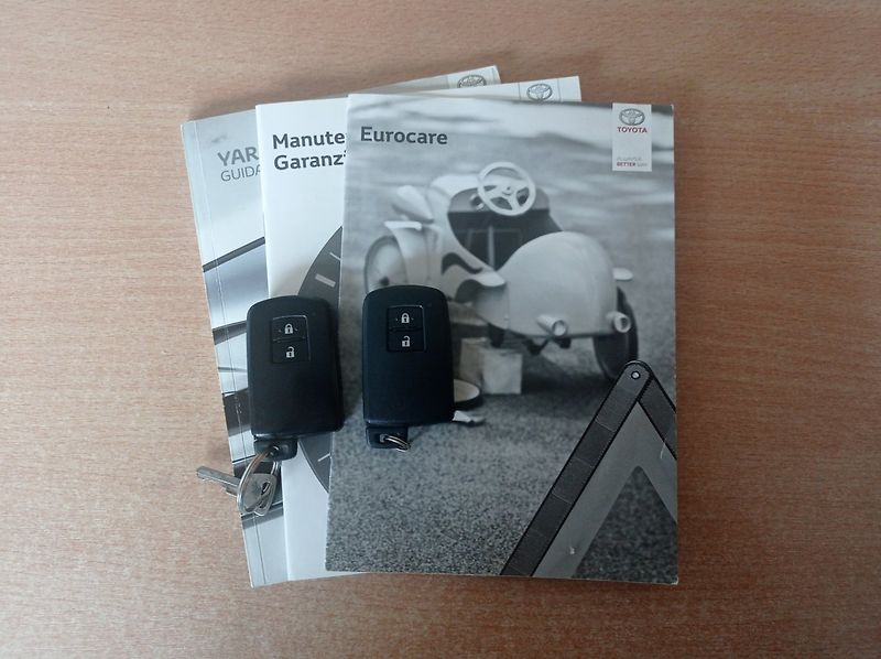 Toyota Yaris 1.5 Hybrid/Kamera/1MAJ/74kW - fotka 34 z 34
