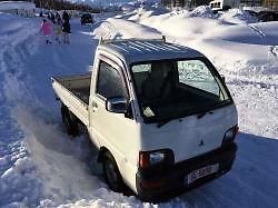 Tohle je auto, co jezdí do střediska vždy jako první. Auto vlekařů také dost často zasahuje ve chvíli, kdy někdo zablokuje jednou příjezdovou cestu, což se stává poměrně často.