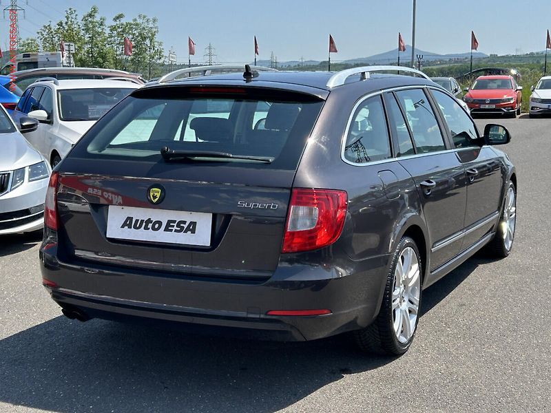 Škoda Superb (2011) 2.0 TDi, DSG, navi - fotka 4 z 19