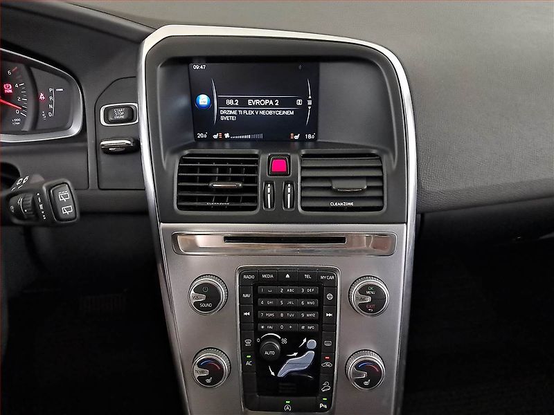 Volvo XC60 (2016) D4, 4X4, Automat, Serv.kniha - fotka 12 z 24