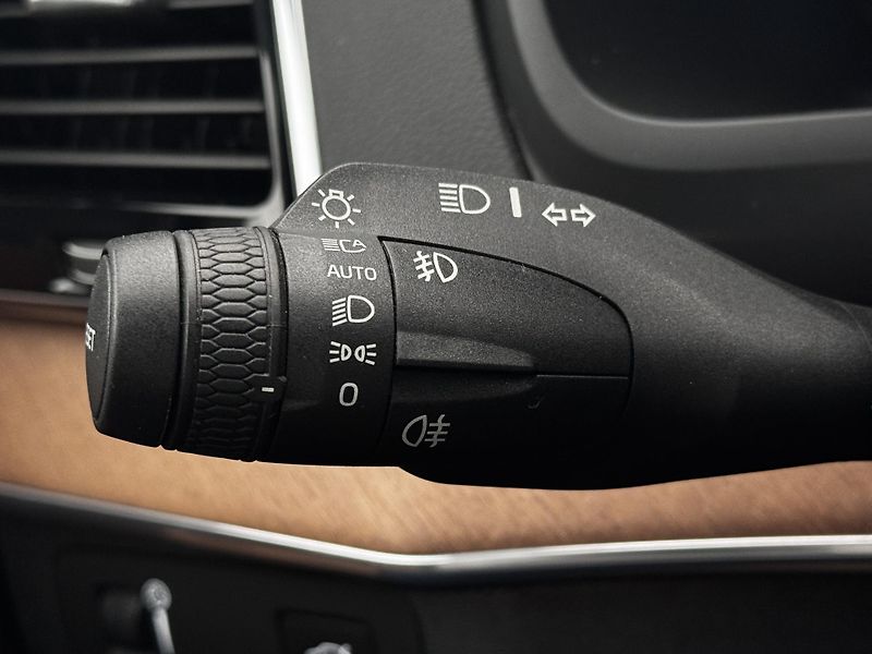 Volvo XC90 T6 AWD INSCRIPTION REZERVACE - fotka 28 z 47