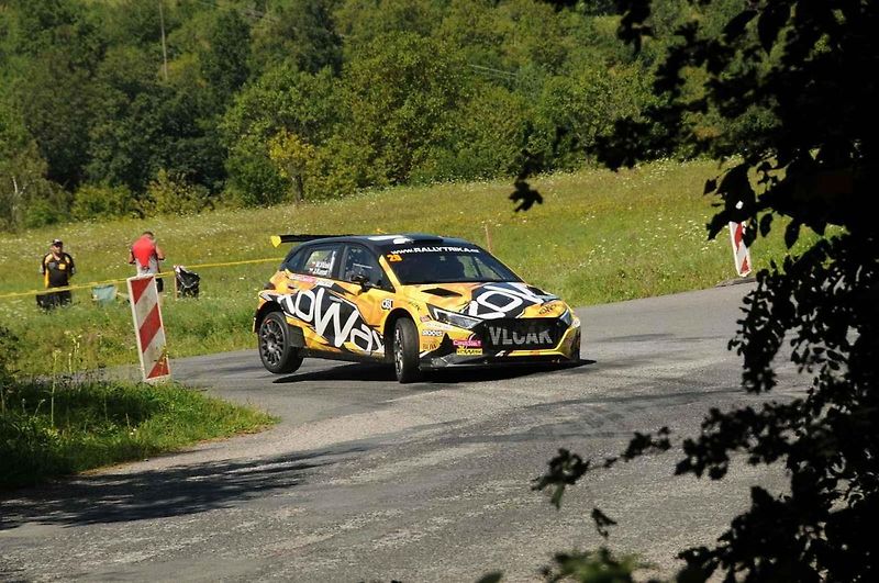 V rámci přípravy na víkendový 53. ročník Barum Czech Rally Zlín absolvovala třicítka pilotů úterní test na trati Ludkovice - Biskupice.