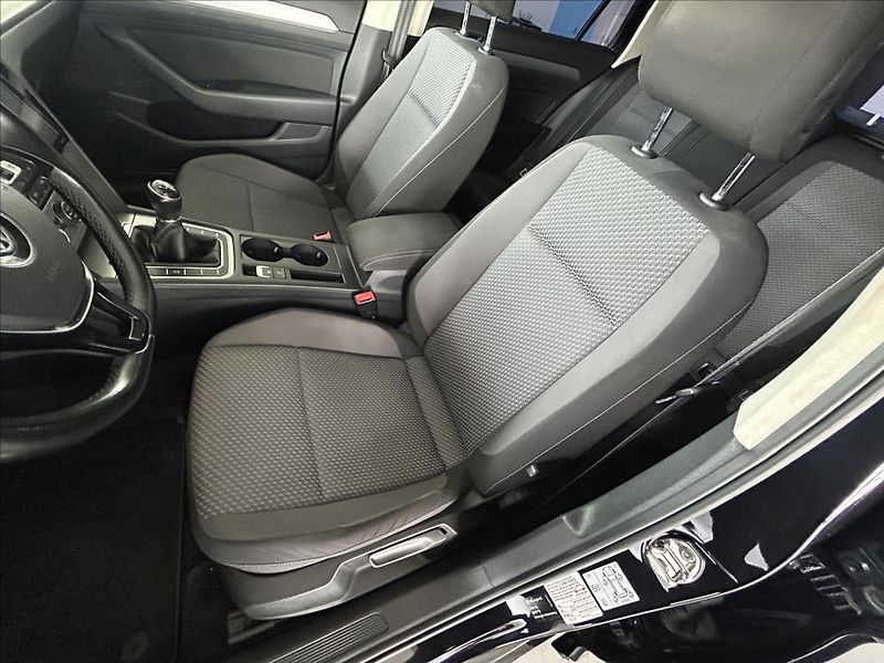 Volkswagen Passat 2,0   TDI 110kW,1.MAJ,SERVISKA - fotka 20 z 24