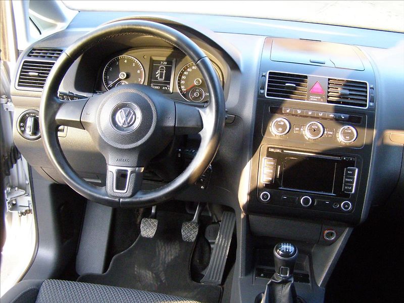 Volkswagen Touran 1,2   77KW REZERVACE - fotka 22 z 39