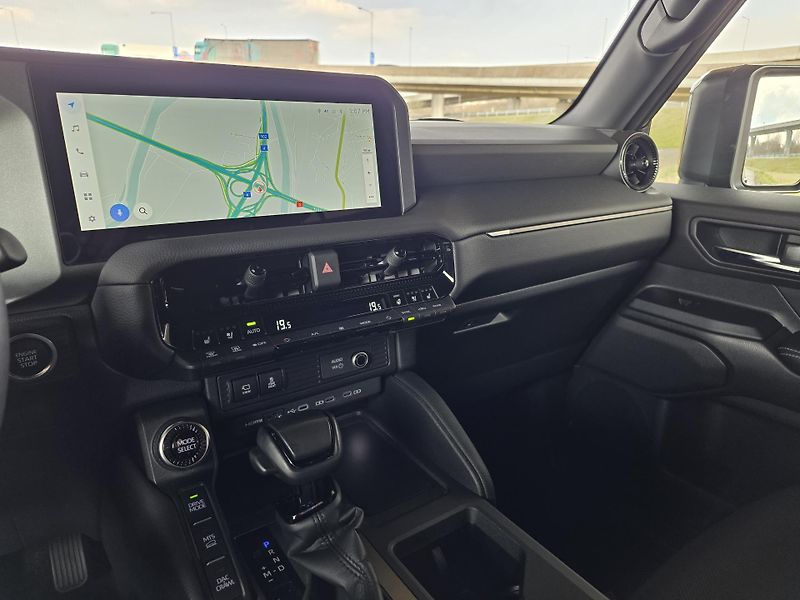 Toyota Land Cruiser 2.8-INVINCIBLE-ZÁRUKA-DPH - fotka 46 z 77