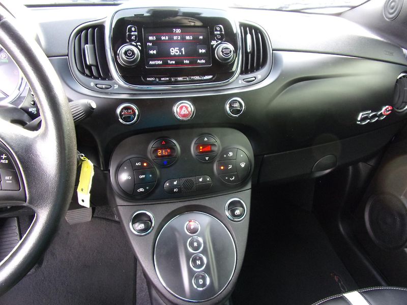 Fiat 500e (2017) 24kWh ATRAKTIVNÍ BARVA+VÝBAVA  - fotka 11 z 20