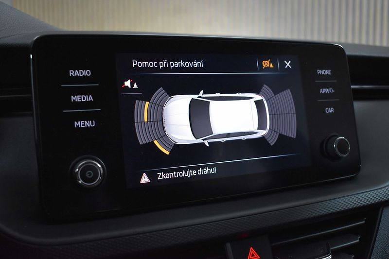 Škoda Scala 1.6 TDI 85kW ACC*Mirror Link* - fotka 18 z 32