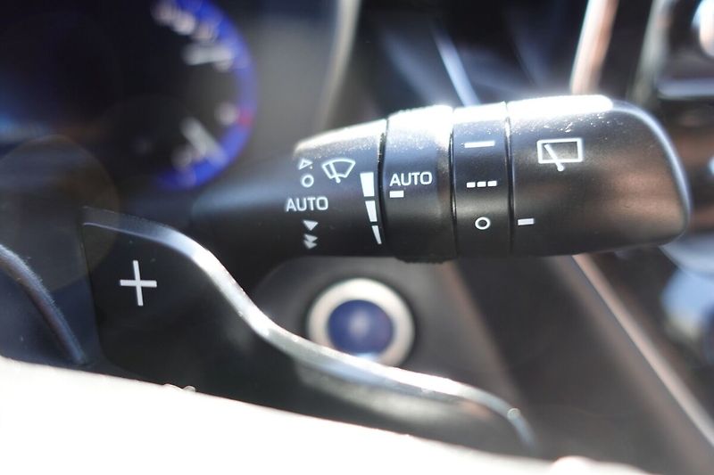 Toyota Corolla 2.0HSD e-CVT Comfort Tech - fotka 25 z 30