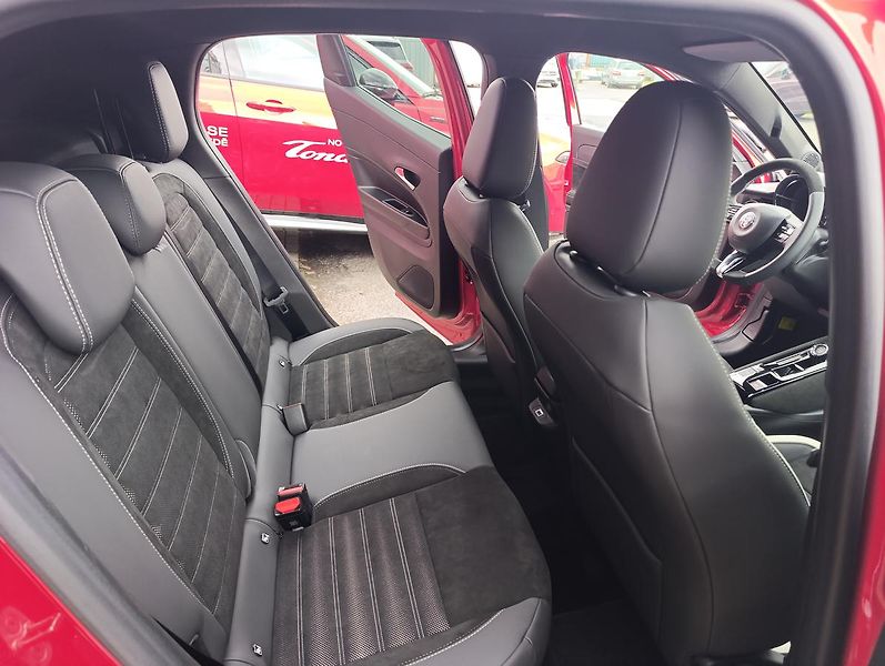 Alfa Romeo Junior (2026) Sport Speciale 1.2 Turbo Hybr. - fotka 19 z 34