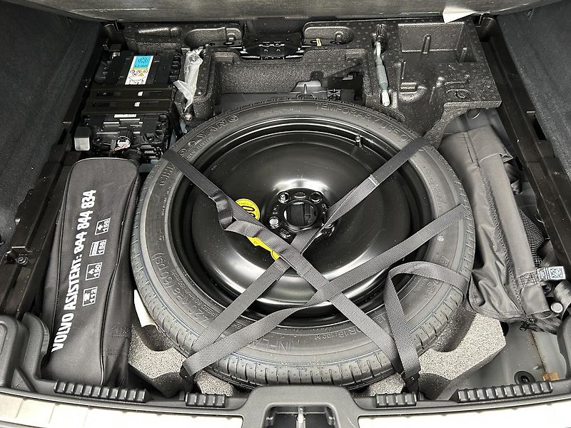 Volvo XC60 2.0  B4 4x4 PLUS  Black - fotka 31 z 32