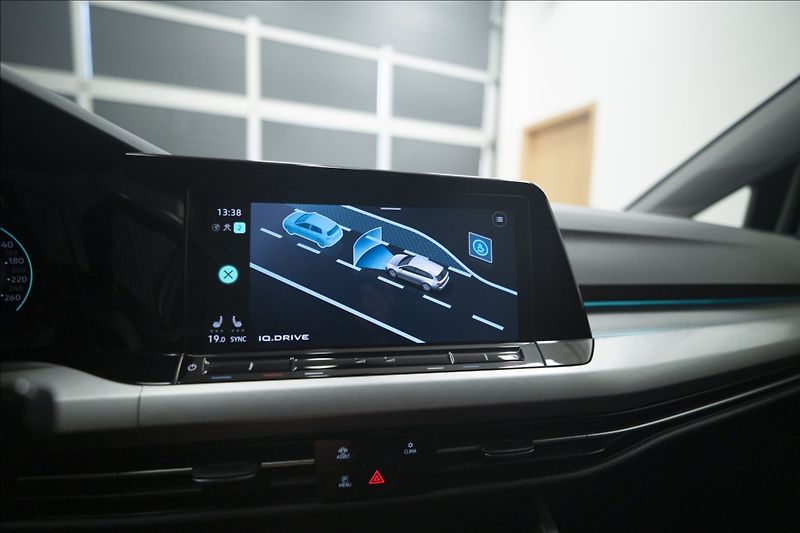 Volkswagen Golf 1,5 eTSI DSG KAMERA VÝHŘEV ČR - fotka 36 z 41