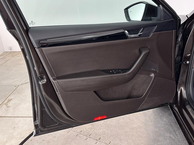 Škoda Superb Laurin & Klement 4x4 DSG - fotka 13 z 32