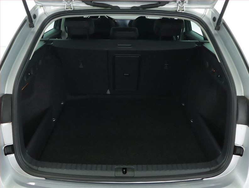 Škoda Octavia (2020) 1.5 TSI, Navi, Tempomat - fotka 13 z 15