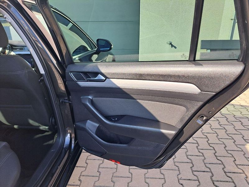 Volkswagen Passat (2022) 1.5 TSI DSG, ZÁRUKA - fotka 33 z 35