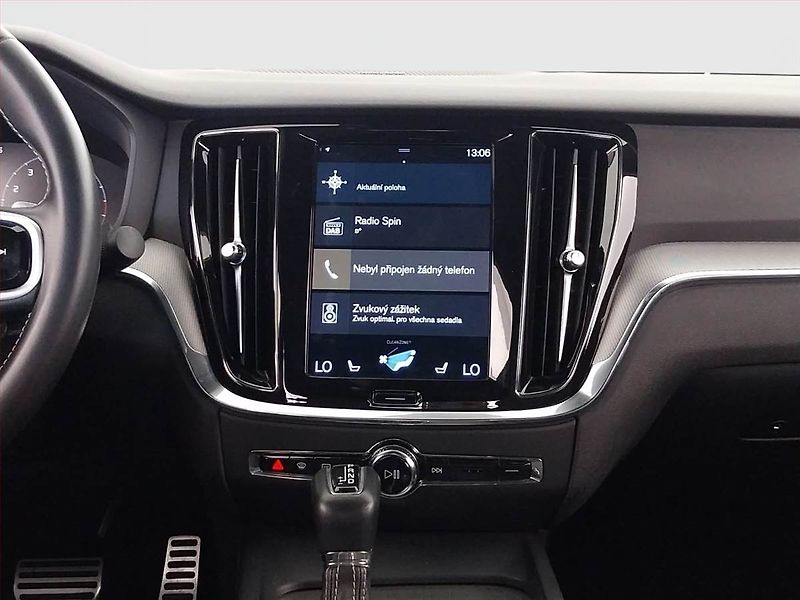 Volvo S60 (2019) R-Design T5 - fotka 12 z 24