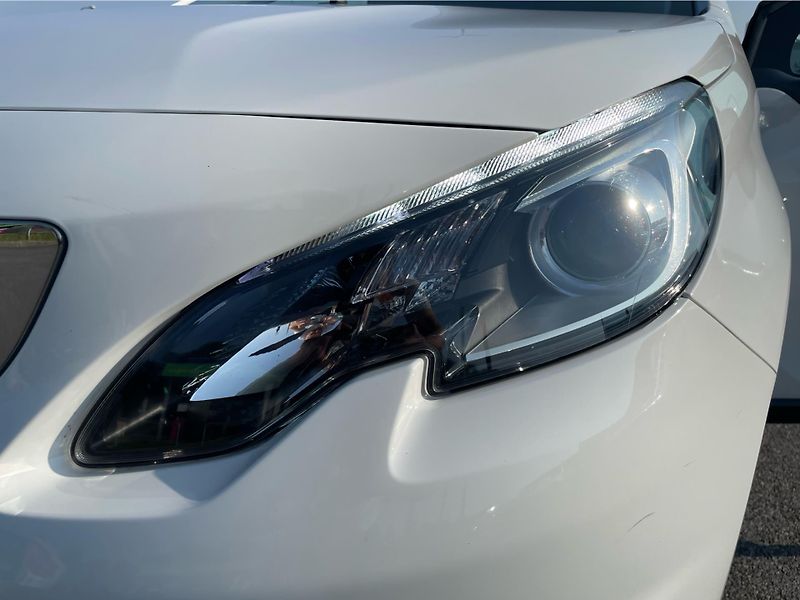 Peugeot 2008 1.2 Active Pure Tech - fotka 23 z 24