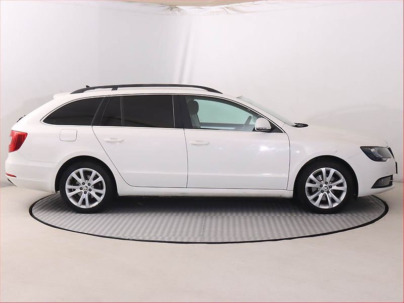 Škoda Superb (2014) 2.0 TDI, 4X4, Navi, Xenony - fotka 6 z 17