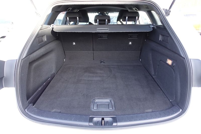 Toyota Corolla 2.0HSD e-CVT Comfort Tech - fotka 14 z 32