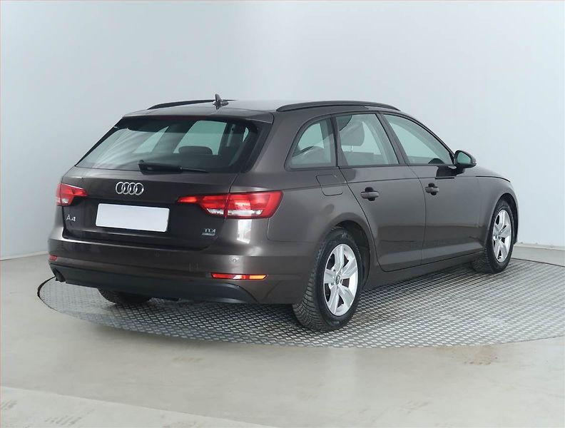Audi A4 (2018) Sport 2.0 TDI, Automat, Navi - fotka 5 z 17