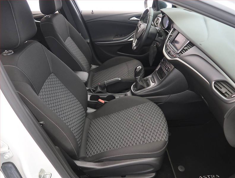Opel Astra (2022) Business Edition 1.2 Turbo - fotka 9 z 17