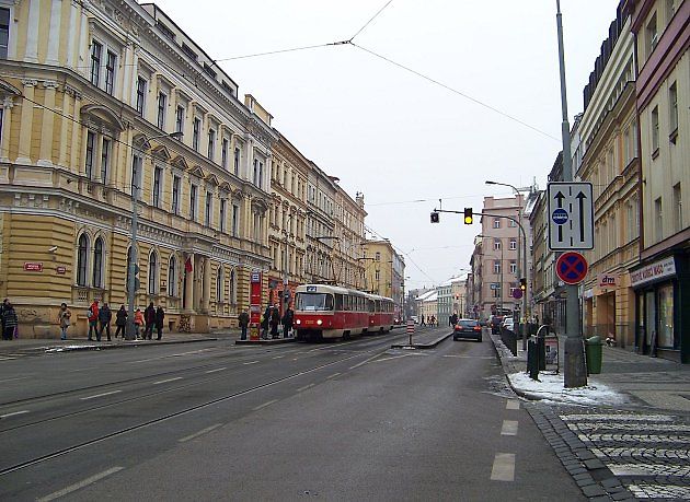 Při příjezdu tramvaje do zastávky bez ostrůvku se semafor přepne na červenou., zdroj: ŠJů/Wikimedia CC BY 3.0