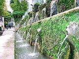 Vodní prvek s názvem Sto fontán je ze všech 50 fontán jednou z nejznámějších.