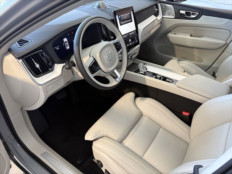 Volvo XC60 (2026) 2,0   T6 AWD Ultra Dark PHEV - fotka 3 z 4