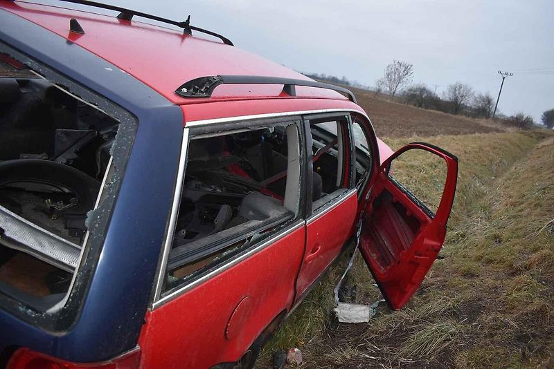 Vrak osobního auta je v příkopě u silnice 611 už od konce loňského září.