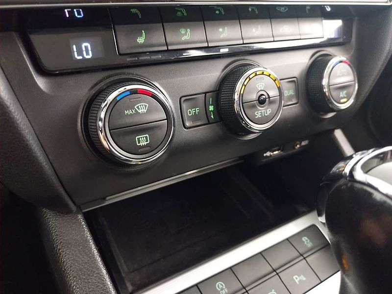 Škoda Octavia (2014) Elegance 1.8 TSI, 4X4 - fotka 17 z 24