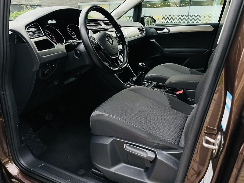 Volkswagen Touran 1.2TSI MANUÁL 7MÍST SERVISKA - fotka 27 z 42