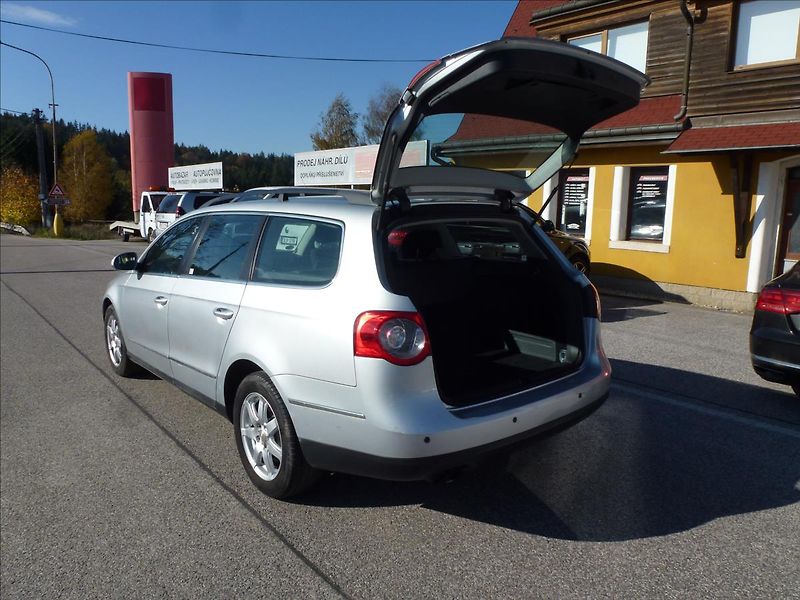 Volkswagen Passat 2,0 TDi  Comfort - fotka 21 z 49