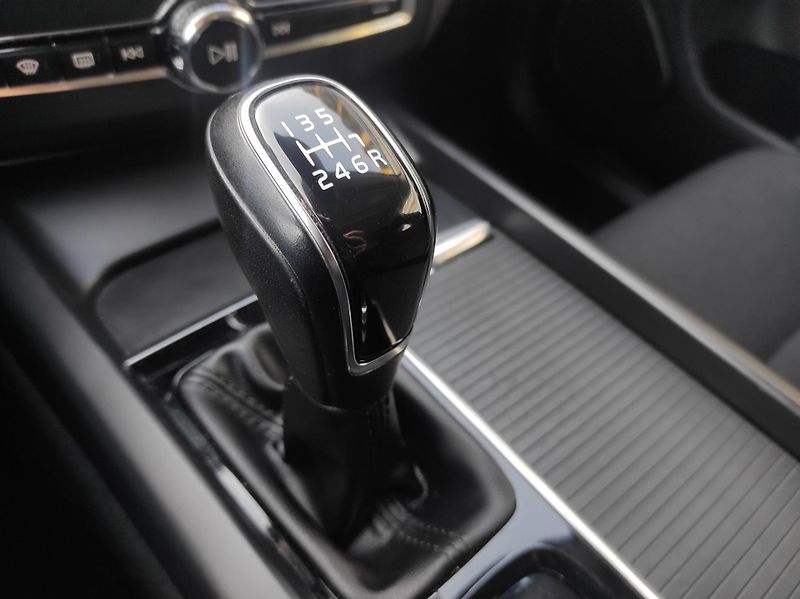 Volvo XC60 2,0 D3 Drive-E, Momentum Pro - fotka 26 z 41