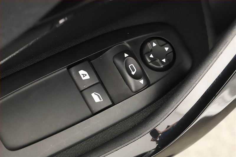 Peugeot 208 (2017) 1.2 PureTech, Tempomat - fotka 16 z 16