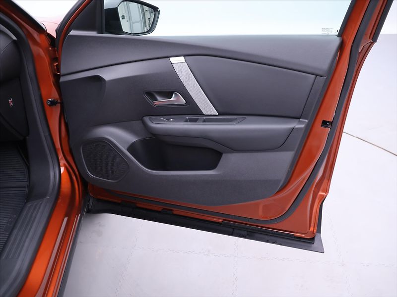 Citroën C4 1,2 PT 96kW Shine Aut Kůže HUD - fotka 13 z 38