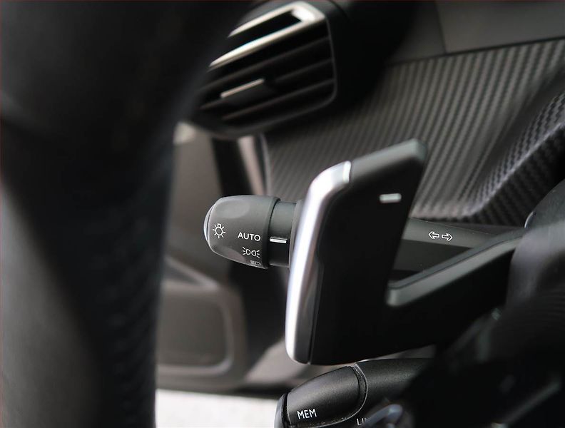 Peugeot 2008 (2022) Allure 1.2 PureTech, Automat - fotka 24 z 25