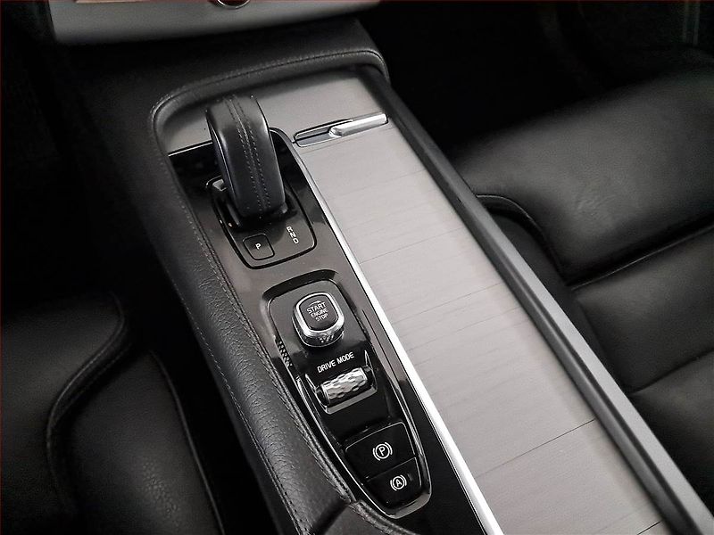 Volvo XC90 (2020) B5 AWD - fotka 13 z 24