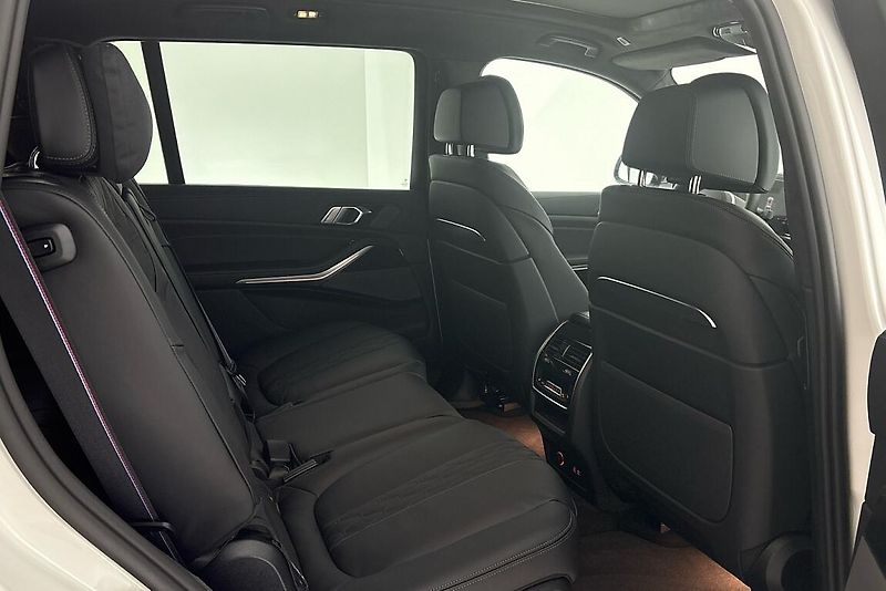 BMW X7 xDrive40d - fotka 10 z 25